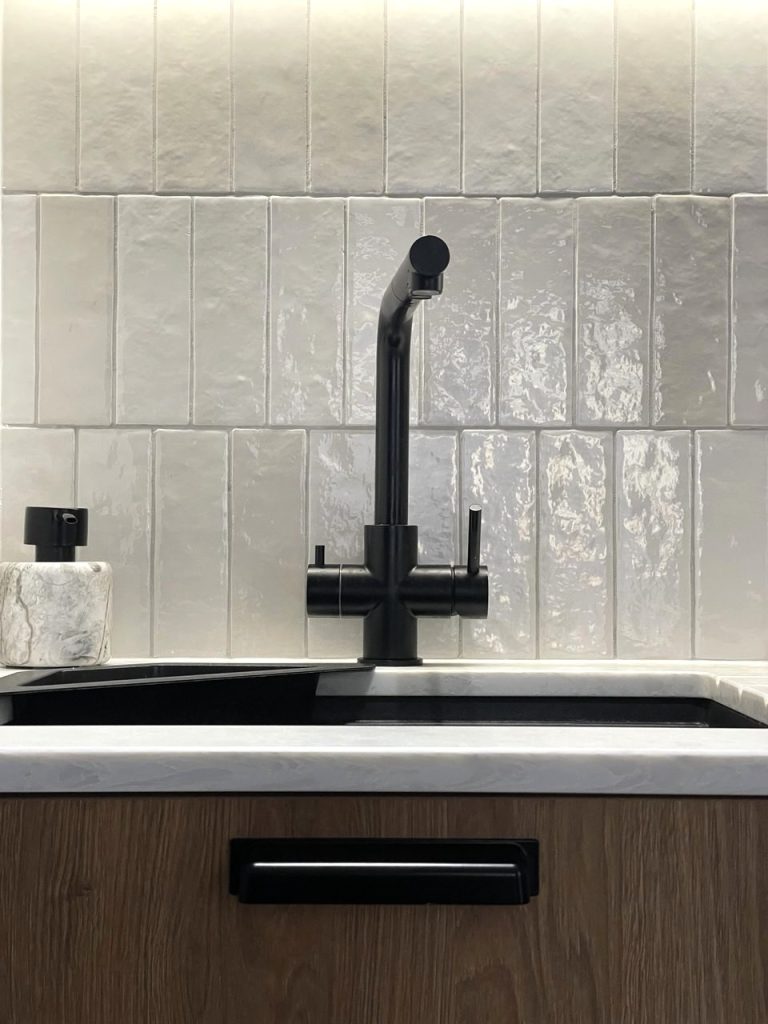 Kuchnia na wymiar z blatem Technistone Ambient Light
