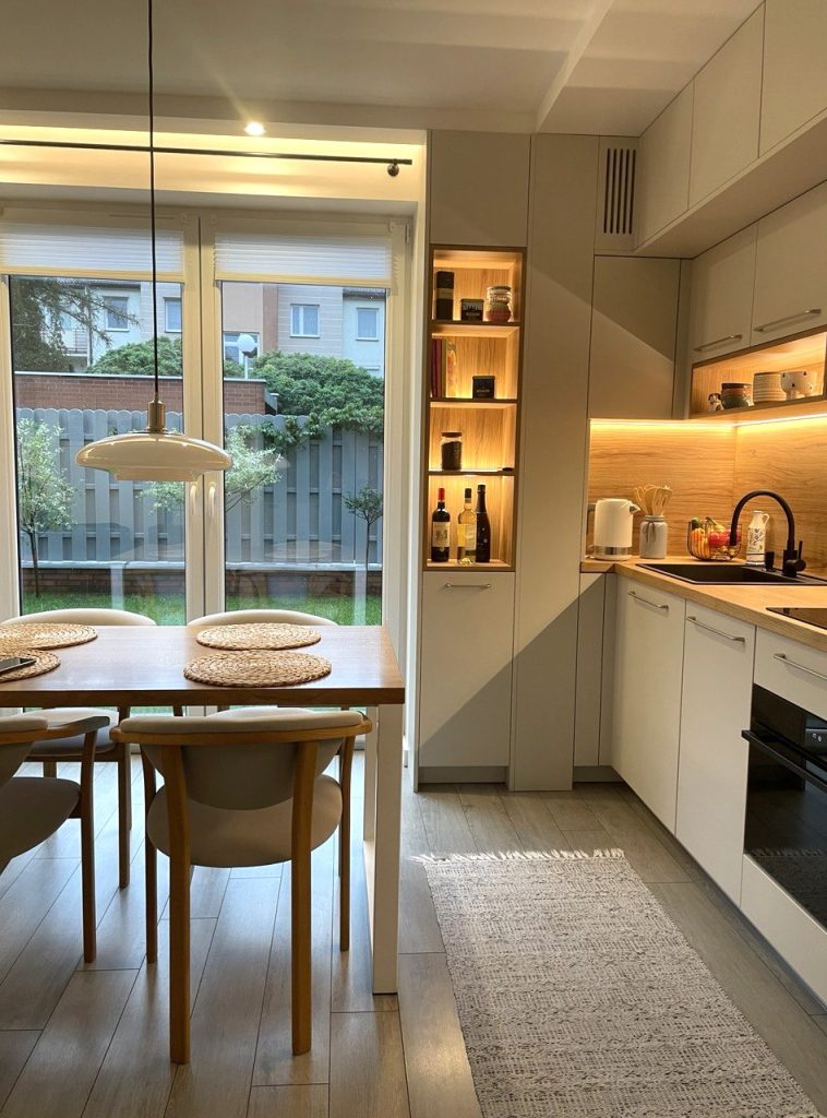 Kuchnia w naturalnych ciepłych kolorach